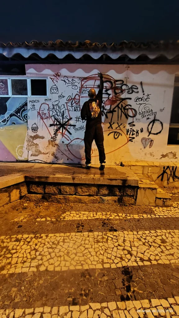 Intervenção de grafite com Capa e Kong